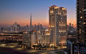 شقق ماريوت الفندقية , الجداف